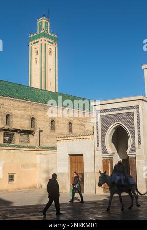 La porte Bab R'CIF et la mosquée R'CIF, en R'CIF Square, porte de quart andalou, Medina, FES, Maroc. Banque D'Images