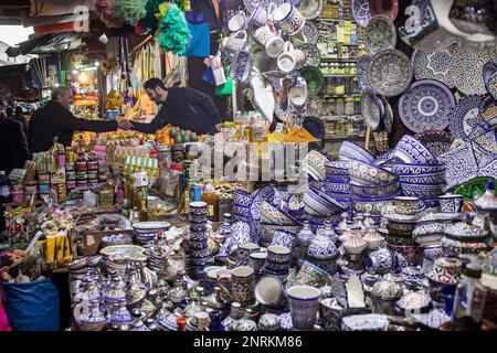 Message d'amis les uns les autres, marché, magasin de poterie et céramique, Médina, à Fès. Maroc Banque D'Images