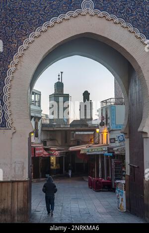 La porte Bab Bou Jeloud, en arrière-plan à droite minaret de Sidi, Lazaze à gauche minaret de la Medersa Bou Inania, Médina Fès,Maroc. Banque D'Images