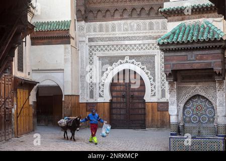 Placer un-Nejjarine. En arrière-plan, la porte marron est l'Art et l'artisanat bois Museum . Fès.Maroc Banque D'Images