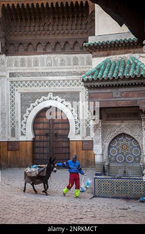 Placer un-Nejjarine. En arrière-plan, la porte marron est l'Art et l'artisanat bois Museum . Fès.Maroc Banque D'Images