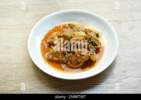 tranche de porc épicée et sautée avec curry d'aubergine plaque Banque D'Images