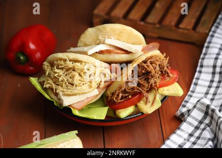 Une arépa colombienne, une pâte au maïs remplie de différentes options de protéines telles que la viande déchiquetée, le poulet Banque D'Images