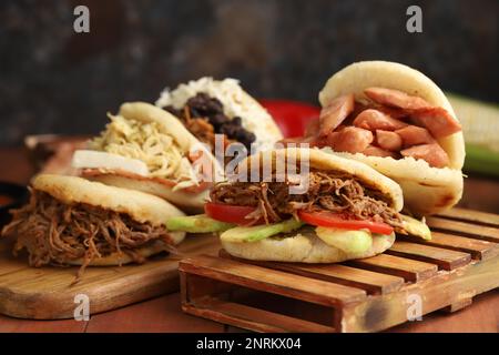 Une arépa colombienne, une pâte au maïs remplie de différentes options de protéines telles que la viande déchiquetée, le poulet Banque D'Images