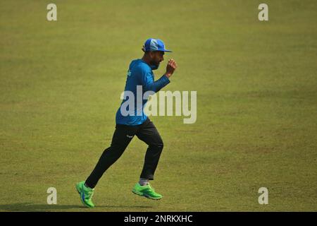 Le All-Rounder du Bangladesh, Mehedi Hasan Miraz, a reçu l'équipe masculine ODI de l'année pour 2022 Cap pendant la pratique au Sher-e-Bangla National Cricket S Banque D'Images
