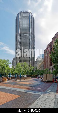 Centre-ville de Pittsburgh : le BNY Mellon Centre est un centre moderne et élégant doté d'une façade en acier enduit qui aide à soutenir la tour. Vue du nord. Banque D'Images