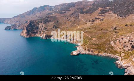 Baie turquoise et plantations de bananes sur le flanc de la montagne depuis une vue plongeante. Banque D'Images