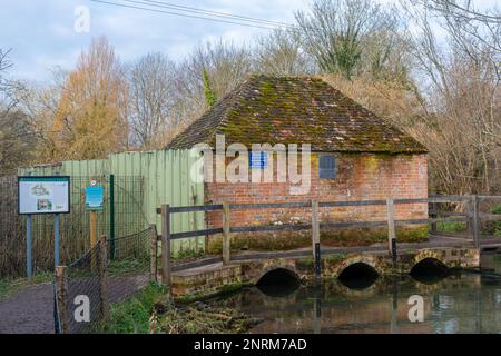 L'Eel House, un bâtiment historique en briques sur l'alre de la rivière à Alresford, Hampshire, Angleterre, Royaume-Uni, datant de 1820s, autrefois utilisé pour piéger les anguilles Banque D'Images