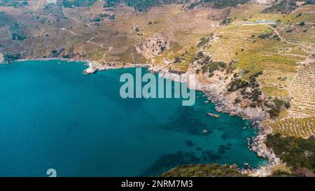 Baie turquoise et plantations de bananes sur le flanc de la montagne depuis une vue plongeante. Banque D'Images