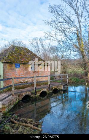 L'Eel House, un bâtiment historique en briques sur l'alre de la rivière à Alresford, Hampshire, Angleterre, Royaume-Uni, datant de 1820s, autrefois utilisé pour piéger les anguilles Banque D'Images