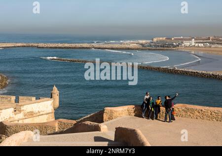 Voir à partir de la Kasbah de l'Udayas, en arrière-plan de la rivière Bou Regreg et la vente, Rabat. Maroc Banque D'Images