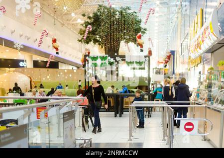 Les clients marchent avec des plateaux de nourriture à l'extérieur du restaurant près du magasin Ikea Mega en Russie. Banque D'Images