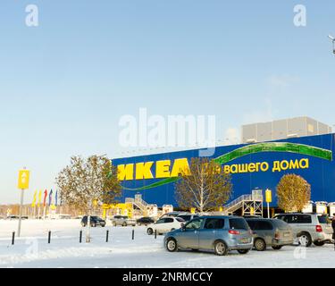 Parking dans la rue et arrêt des transports en commun au magasin Ikea Mega en Russie. Banque D'Images