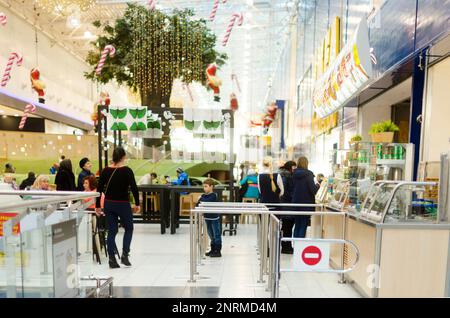 Les clients marchent avec des plateaux de nourriture à l'extérieur du restaurant près du magasin Ikea Mega en Russie. Banque D'Images