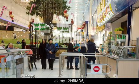 Les clients marchent avec des plateaux de nourriture à l'extérieur du restaurant près du magasin Ikea Mega en Russie. Banque D'Images