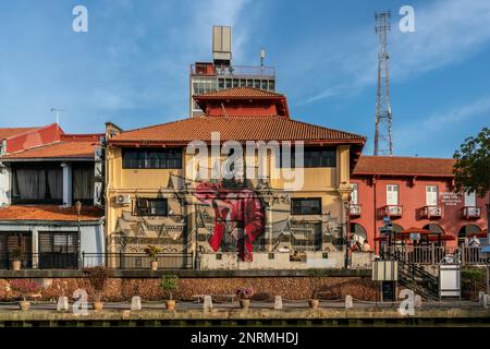 Belle vue frontale des peintures murales façade le long du bord de mer de la rivière Malacca, un endroit touristique célèbre à Malacca, en Malaisie. Tir horizontal. Banque D'Images