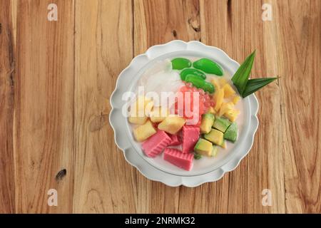 Es Goyobod Bandung, glace mélangée à base de lait de coco, sucre et divers garnitures. Goyobod est le riz Pudding. Populaire comme Street Food de Bandung et Gar Banque D'Images