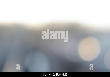 Silhouettes floues de phares de voitures sur une route de ville au printemps en Russie. Mise au point douce. Banque D'Images