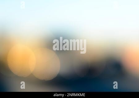 Silhouettes floues de phares de voitures sur une route de ville au printemps en Russie. Mise au point douce. Banque D'Images