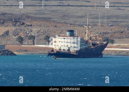 Le naufrage du cargo grec “TeleMon” a fait un beeched pendant une tempête en 1981 et s'est brisé en deux. Une marque locale de terre et de mer depuis plus de 40 ans. Avril 2022. Banque D'Images