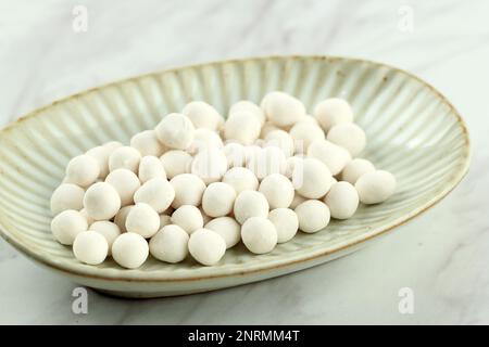 Perles de tapioca bio faites maison, boule d'amidon ou sagou. Fabriqué à base d'amidon de tapioca. Ingrédients nourriture pour la cuisson, dessert ou soupe Banque D'Images