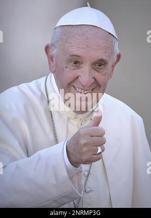 13 mars 2023 marque 10 ans de Pontificat pour le Pape François. Sur la photo : le pape François mène une messe pour la canonisation de 35 nouveaux saints sur 15 octobre 2017 à la place Saint-Pierre. Le pape François célèbre aujourd'hui une Sainte Messe avec des canonisations de 35 nouveaux saints, dont trente martyrs assassinés au Brésil au 17th siècle par les calvinistes hollandais, trois adolescents mexicains morts au 16th siècle, et le Capuchin italien Angelo d'Acri et le prêtre espagnol Faustino de l'Incarnation. Banque D'Images