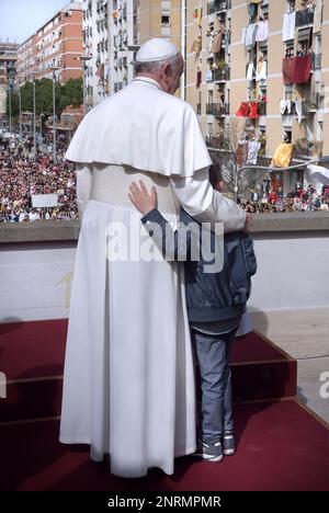 13 mars 2023 marque 10 ans de Pontificat pour le Pape François. Sur la photo : le Pape François lors de sa visite pastorale à la paroisse romaine de San Gregorio Maglio sur 6 avril 2014 Banque D'Images