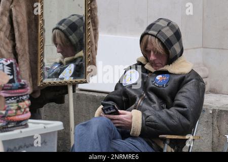 Se reflète dans un porte-miroir au marché des antiquités de Bristol le samedi sur Corn St prend une pause Banque D'Images