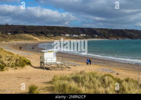 En regardant le long de la baie de Port Eynon qui s'étend jusqu'à Horton Bay sur la Gower Coast South Wales, avec une tour de garde-côtes Banque D'Images
