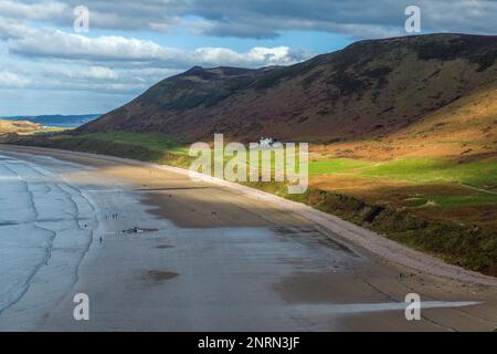 Vue sur Rhossili Bay ou Beach à l'extrémité la plus éloignée de l'AONB de la péninsule de Gower Banque D'Images