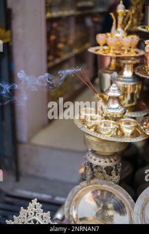 Katmandou, Népal, 04 23 2022: Les encens brûlent dans les rues Banque D'Images