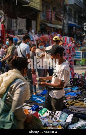 Katmandou, Népal, 04 23 2022: Marchandage sur le bazar de Katmandou Banque D'Images