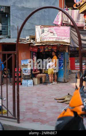 Katmandou, Népal, 04 23 2022: Traîner dans le bazar Banque D'Images