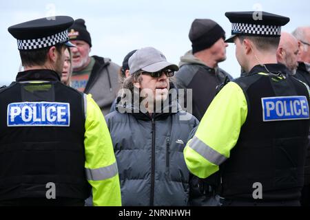 Les policiers de Devon et de Cornwall policiers une manifestation organisée par le groupe de droite Reform UK contre les demandeurs d'asile placés dans le Beresford Banque D'Images