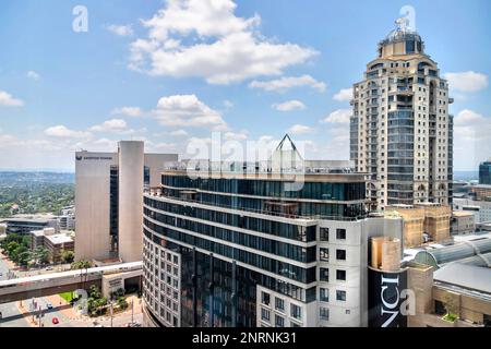 Johannesburg, Afrique du Sud, 15th novembre - 2022: Vue en hauteur des bâtiments d'entreprise dans le centre-ville Banque D'Images