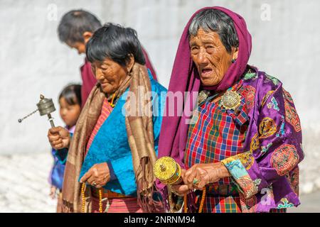 Pèlerin marchant avec la roue de prière dans la ville de Thimphu. Capitale du Bhoutan. Banque D'Images