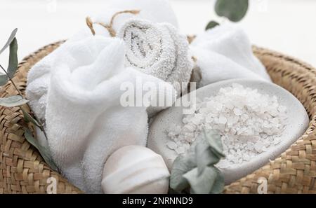 Spa composition with towels, bath bombs and sea salt. Banque D'Images