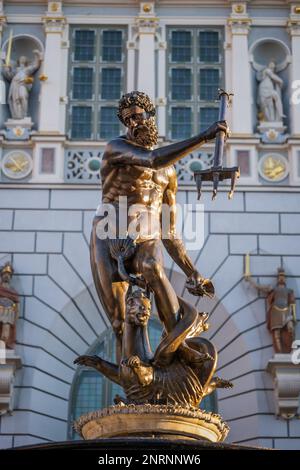 La statue de la fontaine de Neptune à Gdansk, en Pologne, sculpture en bronze du Dieu romain des Mers de 1615, monument historique et symbole de la ville. Banque D'Images