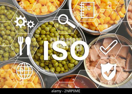 ISO 22000 - gestion de la sécurité alimentaire. Ouvrir les boîtes de conserve de produits conservés, vue de dessus Banque D'Images