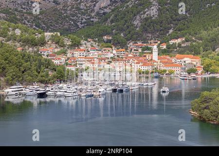 Skradin avec son port de plaisance sur la rivière Krka à proximité du parc national Banque D'Images