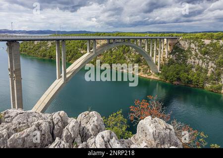 Le pont autoroutier sur la rivière Krka, à côté de Skradin Banque D'Images