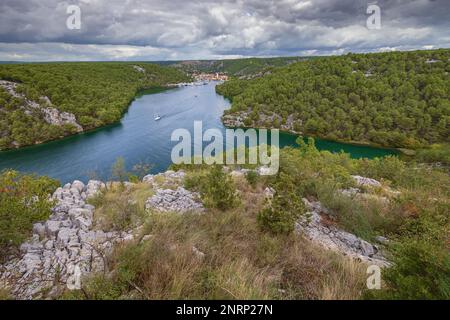 L'embouchure de la rivière Krka avec Skradin à distance Banque D'Images