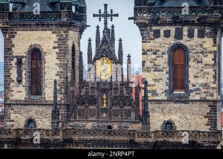L'église de Tyn et la vieille tour de l'hôtel de ville de Prague à l'aube, République tchèque Banque D'Images