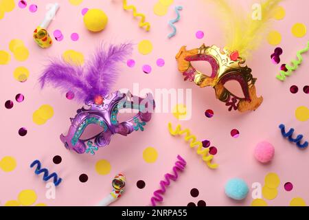 Composition Flat Lay avec éléments de carnaval sur fond rose Banque D'Images