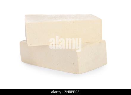 Blocs de délicieux tofu cru sur fond blanc Banque D'Images
