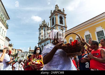 Salvador, Bahia, Brésil - 04 décembre 2022: Les catholiques dévoués de Santa Barbara portent des cadeaux au saint. Pelourinho, Salvador, Bahia. Banque D'Images