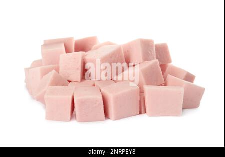 Cubes de saucisse bouillie savoureuse sur fond blanc Banque D'Images