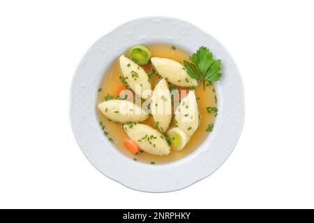 Plats bavarois, souabe et autrichien, boulettes de semoule dans un bouillon de légumes sur fond blanc Banque D'Images