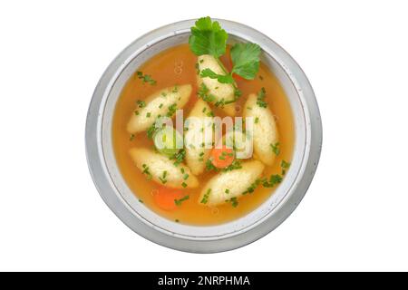 Plats bavarois, souabe et autrichien, boulettes de semoule dans un bouillon de légumes sur fond blanc Banque D'Images