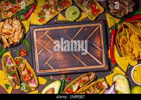 Cuisine mexicaine traditionnelle, restauration rapide, tacos au maïs, nachos à la viande, légumes, avocat, haricots, maïs, salsa. Servi avec une sauce variée Banque D'Images